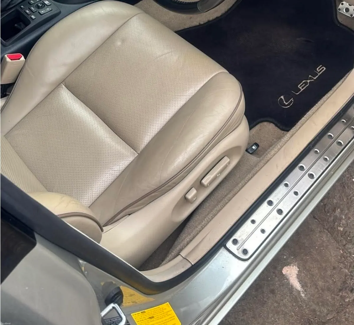 Lexus IS300 automatic - Image 4