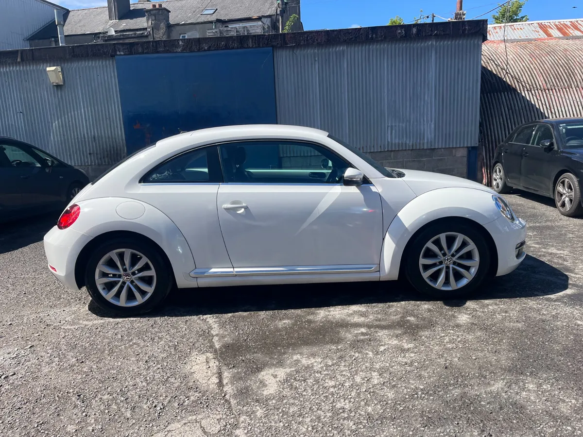 2013 VOLKSWAGEN BEETLE, FULL LEATHER, AUTOMATIC - Image 2