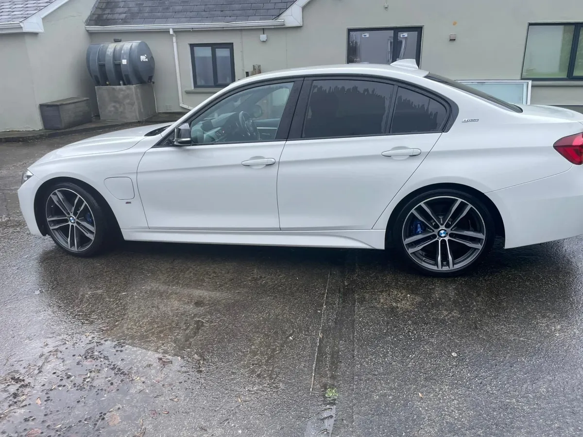 BMW 3-Series 2018 - Image 2