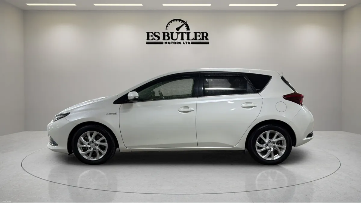 2016 Toyota Auris 1.8L AUTO HYBRID LUNA SPORT - Image 2