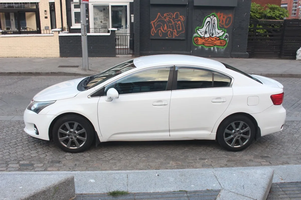 Toyota Avensis 2012 - Image 2