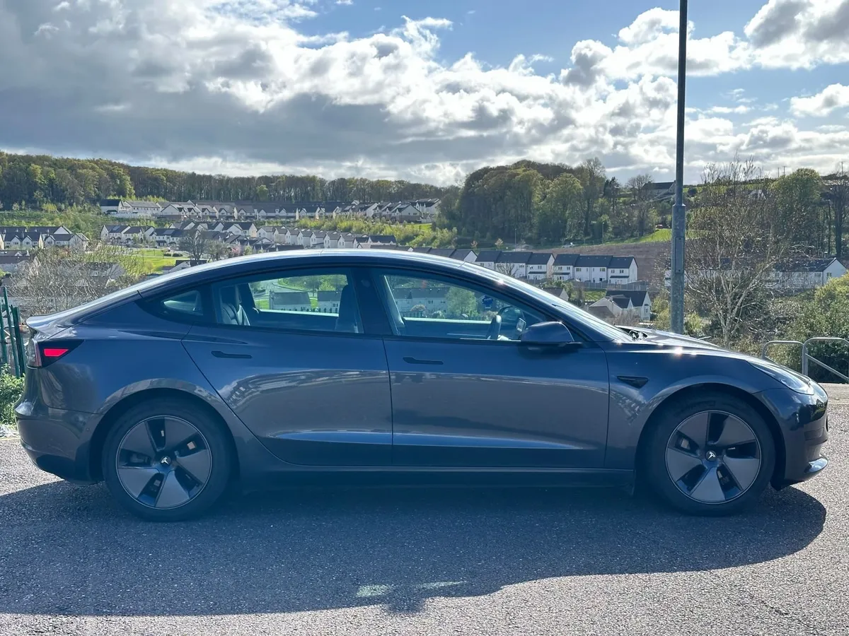 Tesla Model 3 Standard Range + Enhanced Autopilot - Image 2