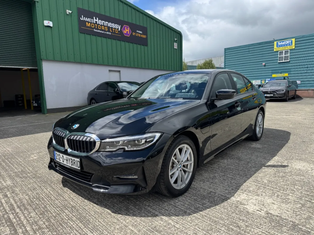 BMW 3-Series SE PRO AUTO - Image 1