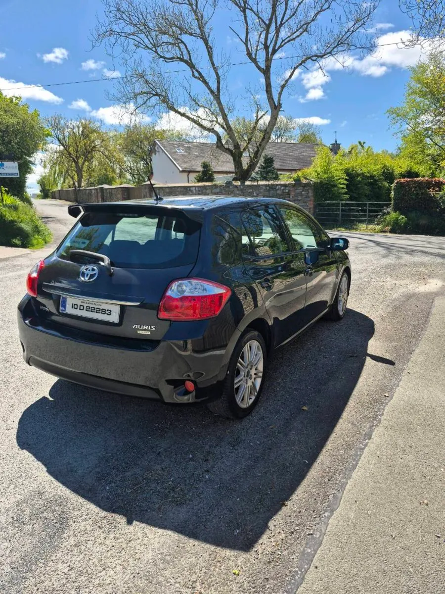 10 Toyota Auris 1.3 Petrol 6 Speed - Image 3