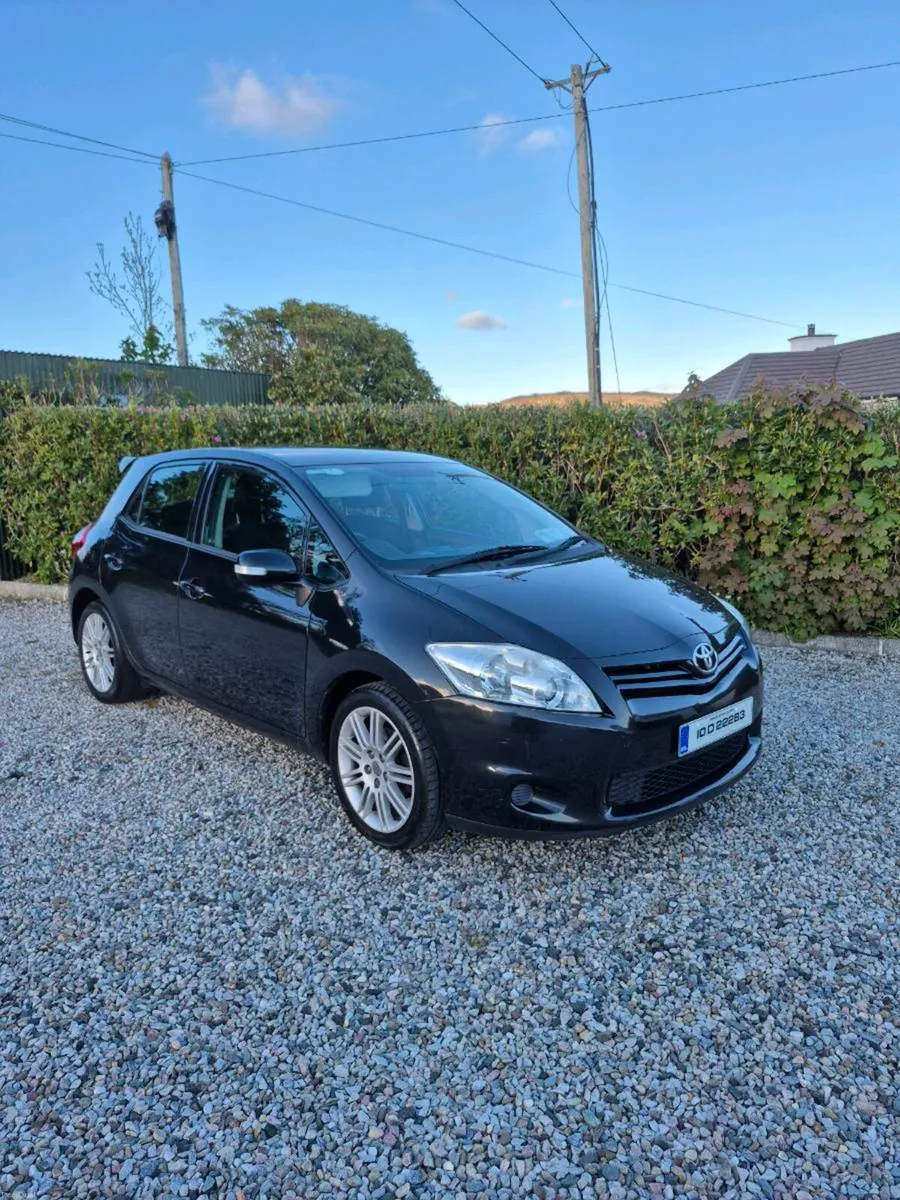 10 Toyota Auris 1.3 Petrol 6 Speed - Image 1