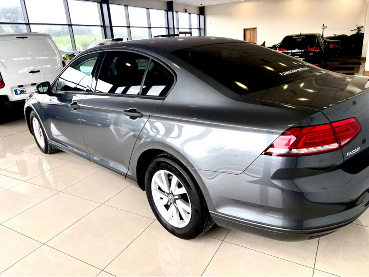Volkswagen Passat TRENDLINE 1.6 TDI MANUAL 6SPEED - Image 4