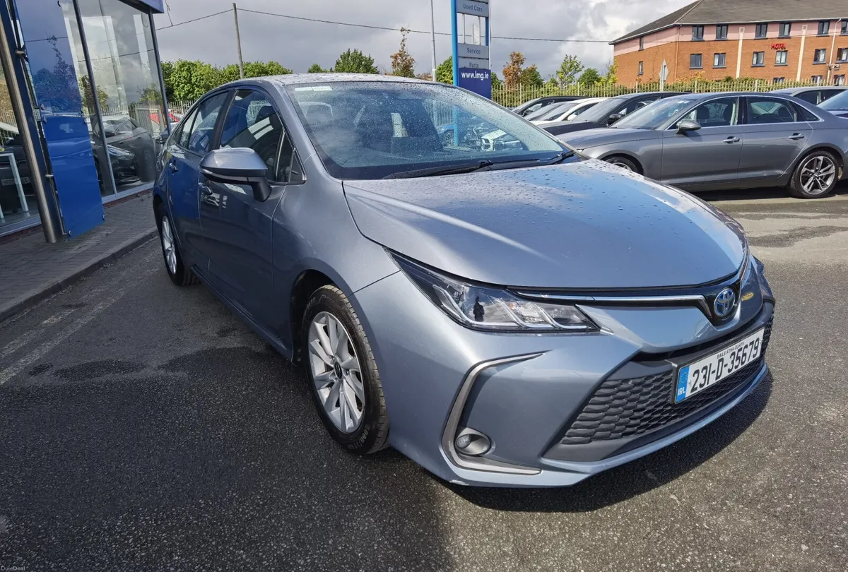 TOYOTA COROLLA 1.8 LUNA SALOON AUTO PETROL HYBRID - Image 3