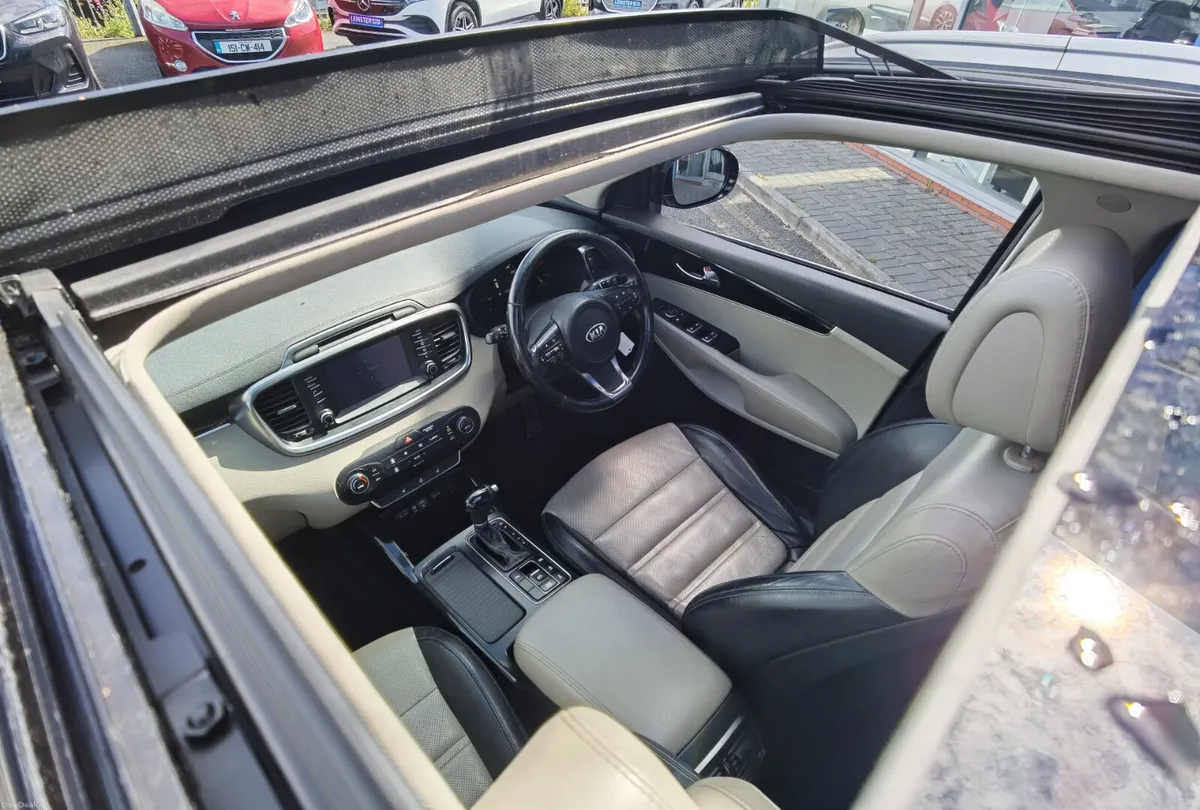 KIA SORENTO 2.2 PLATINUM AUTO **SUNROOF +7 SEATS** - Image 2