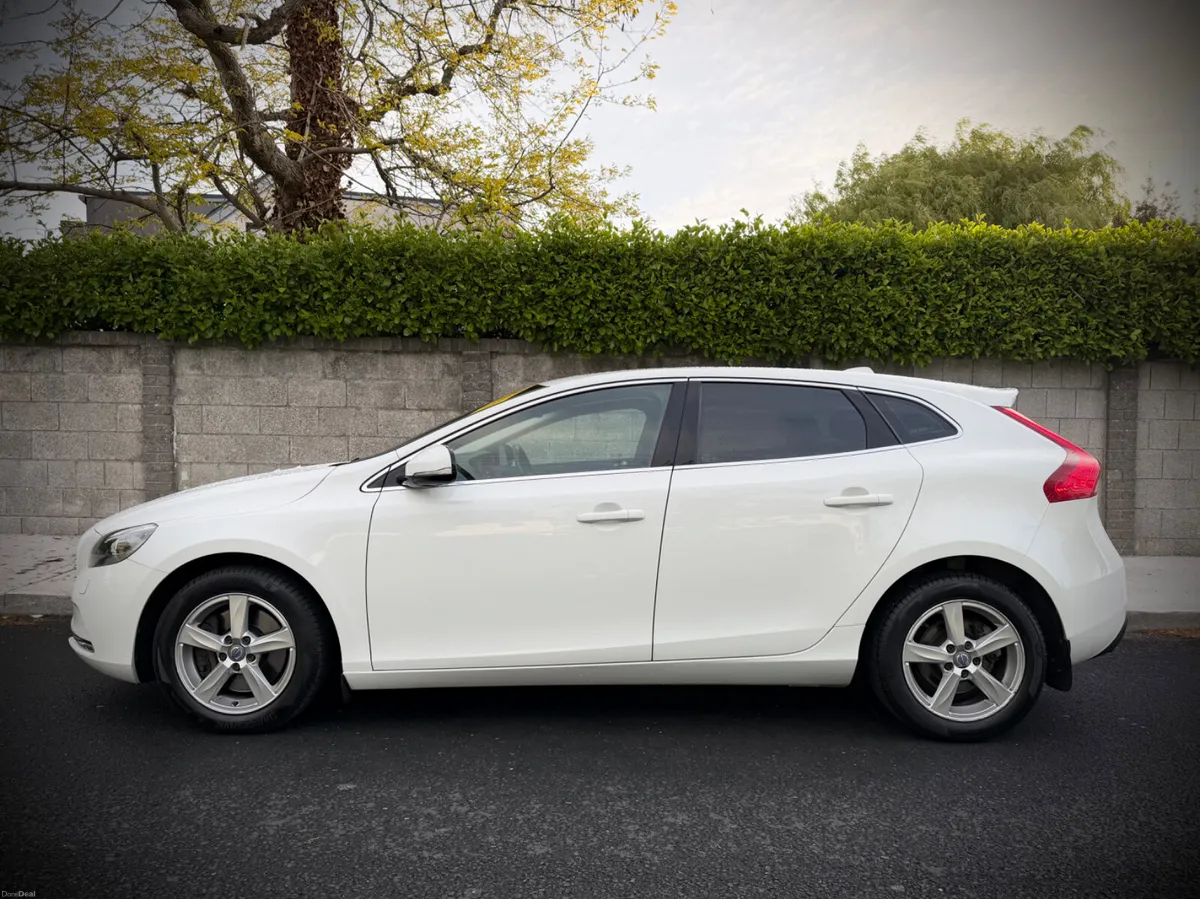 Volvo V40 2.0 D3 150 Bhp | March 2027 nct. - Image 4
