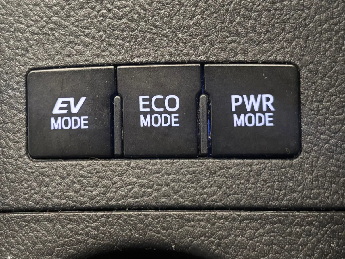 2018 TOYOTA AURIS HYBRID LUNA A/T LOW KM - Image 2