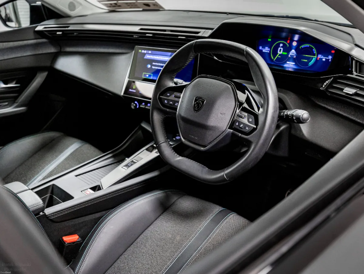 Peugeot 308 E-Allure 54kWh Auto 155HP - Image 2
