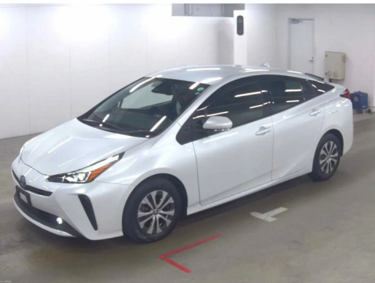 2022 Toyota prius White - Image 1