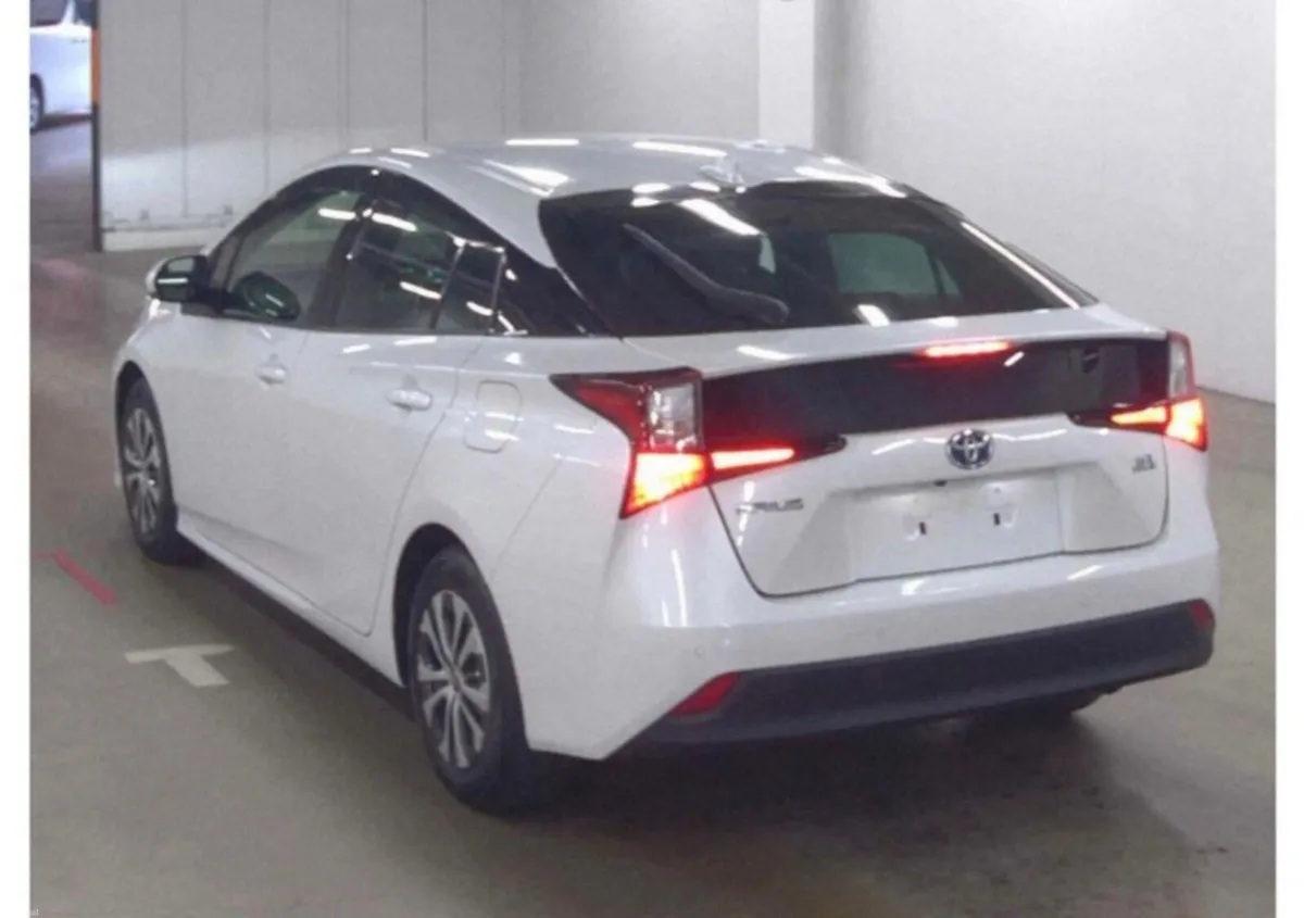 2022 Toyota prius White - Image 2