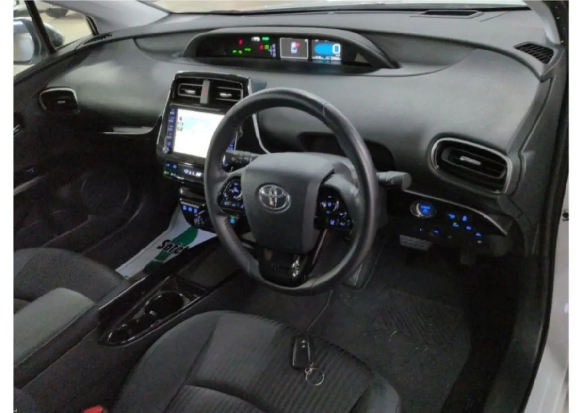 2022 Toyota prius White - Image 4