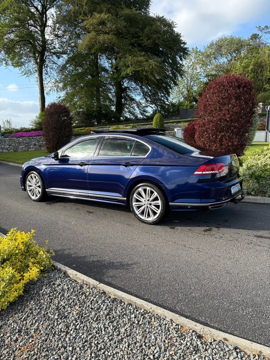 R Line VW Passat 2.0 L with panoramic - Image 1