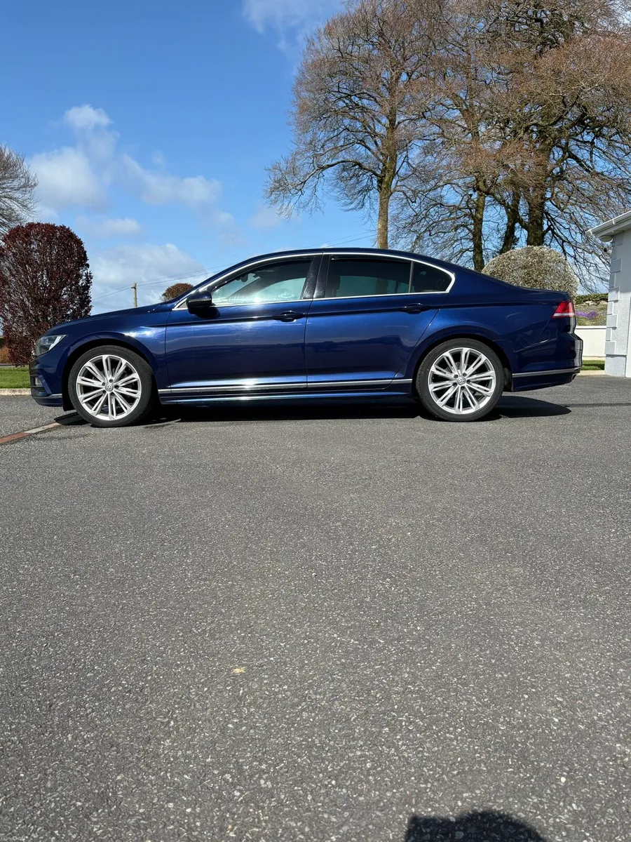 R Line VW Passat 2.0 L with panoramic - Image 3