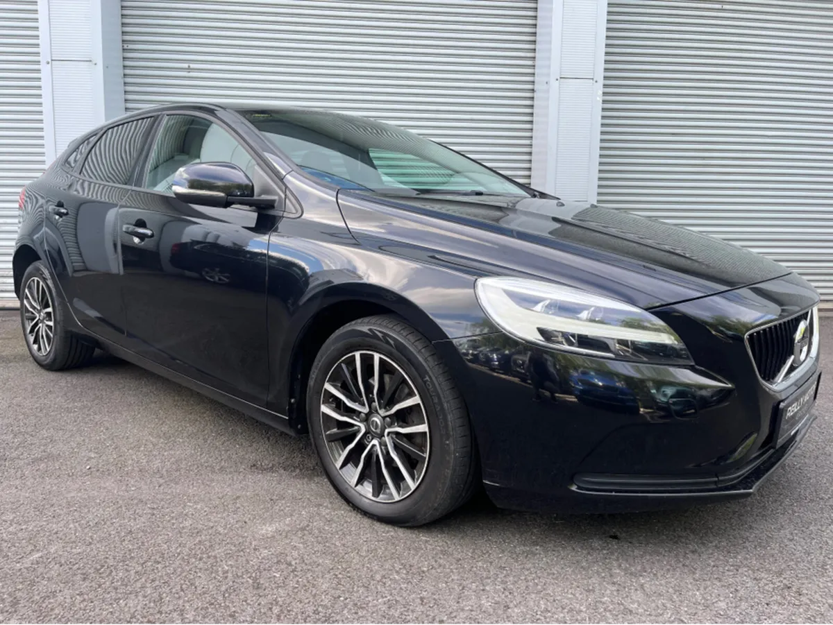 Volvo V40 2.0 DIESEL MOMENTUM EDITION - Image 1