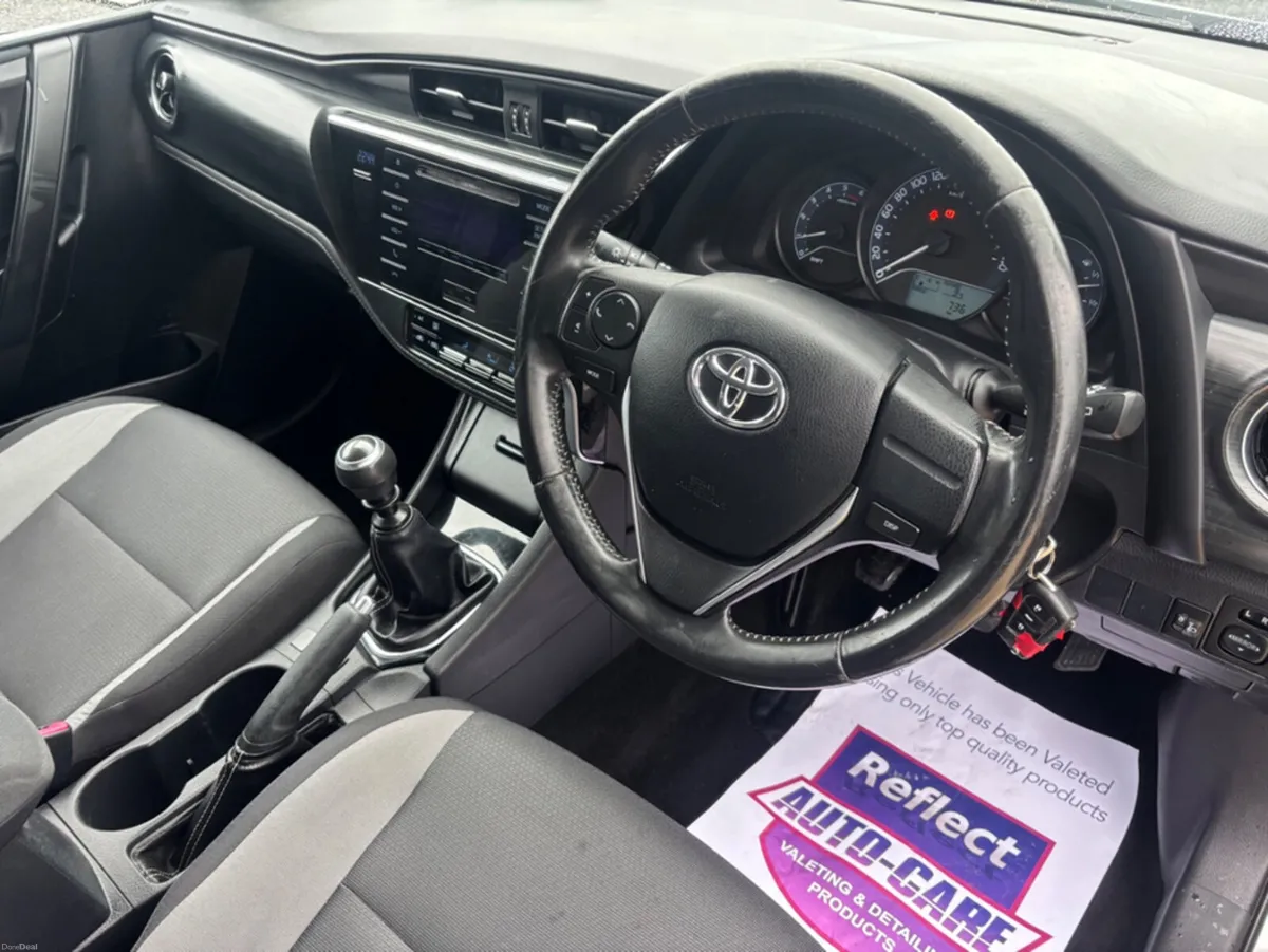 Toyota Auris 1.4 D-4D AURA 4DR - Image 2