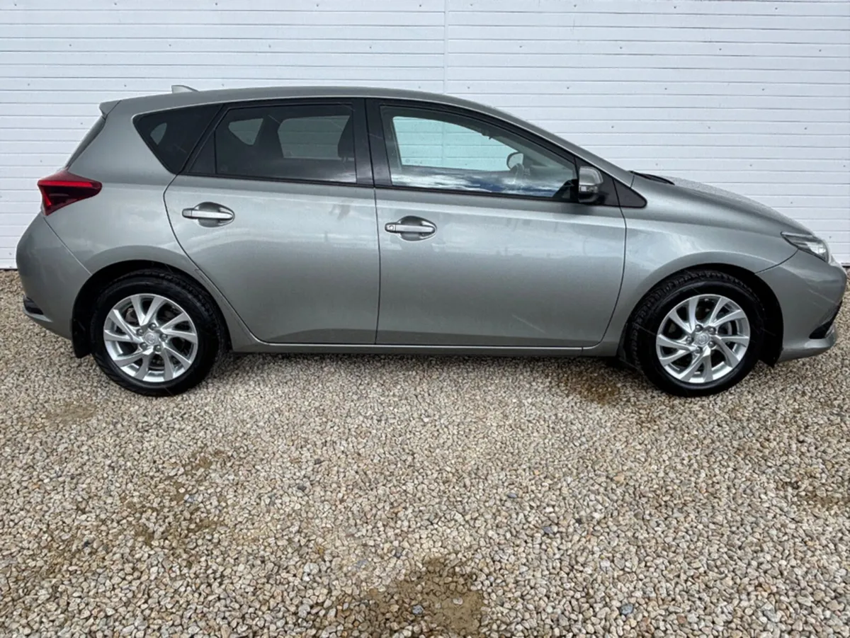 Toyota Auris 1.4 D-4D AURA 4DR - Image 4