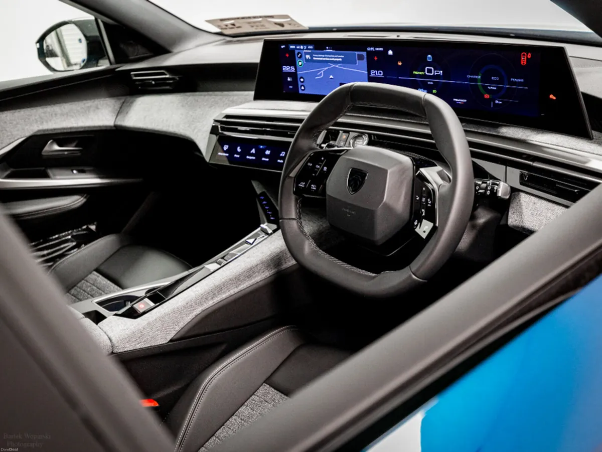 Peugeot 5008 E-Allure 72kWh 210HP - 7 Seats includ - Image 2