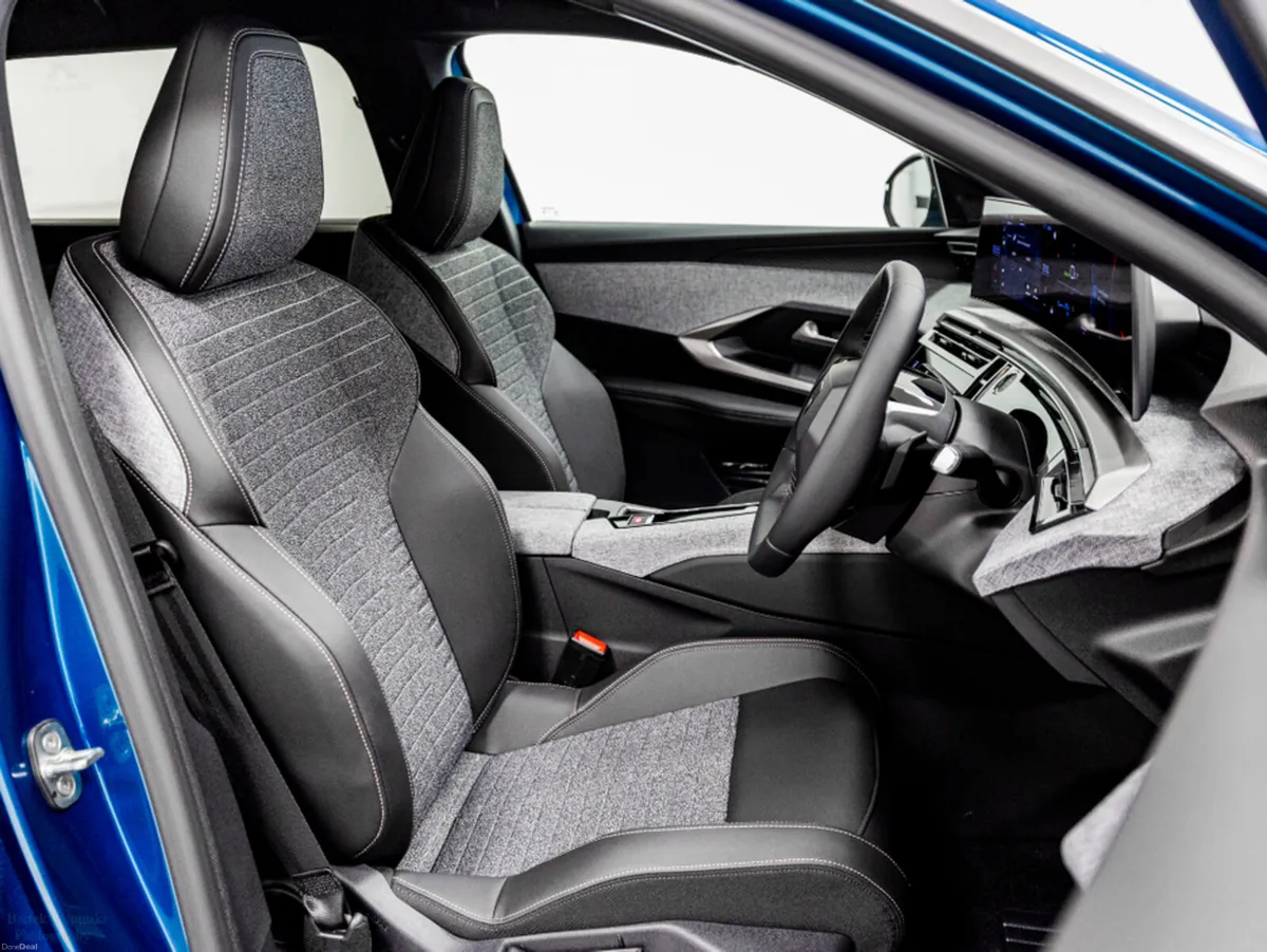 Peugeot 5008 E-Allure 72kWh 210HP - 7 Seats includ - Image 3
