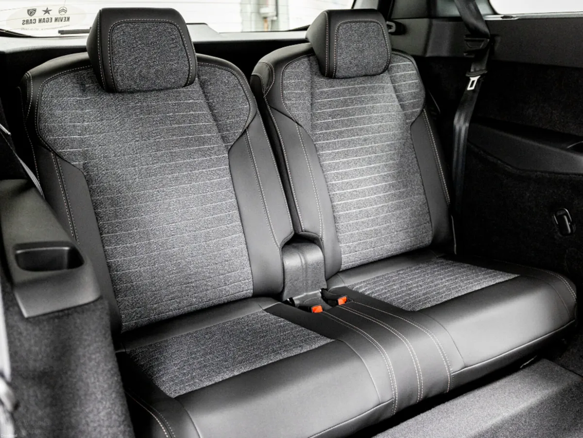 Peugeot 5008 E-Allure 72kWh 210HP - 7 Seats includ - Image 5