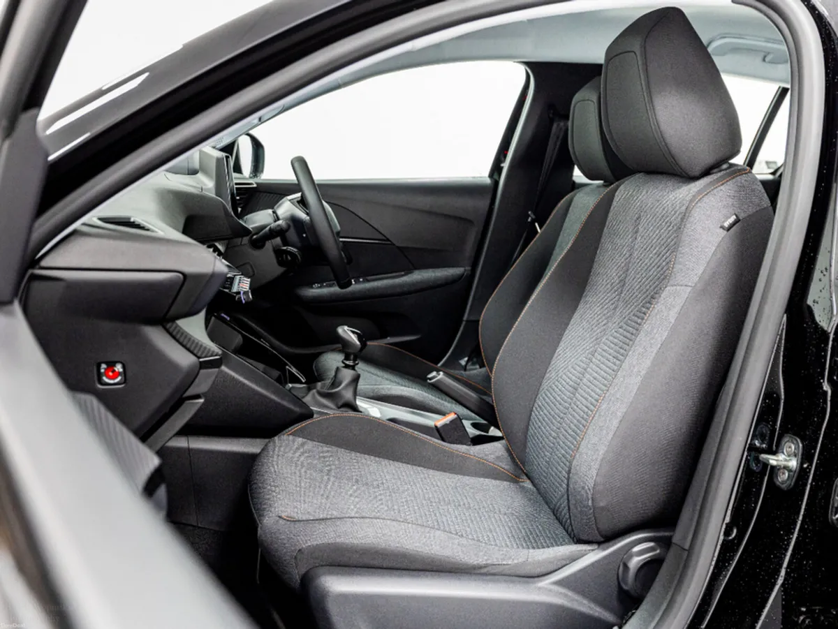 Peugeot 208 *Demo model* Style 1.2 Petrol 100HP - Image 5