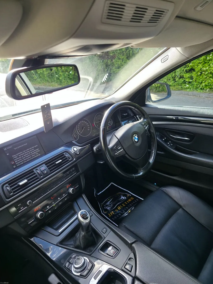 BMW 5-Series 2010 - Image 2