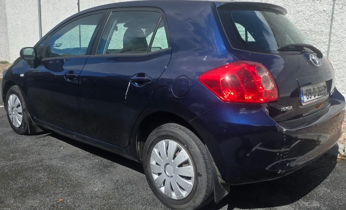 Toyota Auris 2009 - Image 2