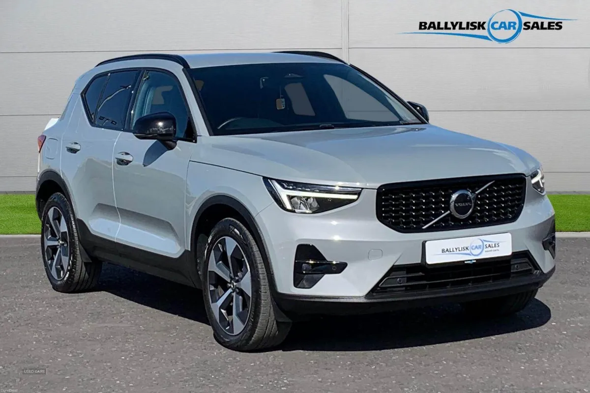 Volvo XC40 2.0 B4 197PS Plus Dark Auto in Grey wit - Image 1