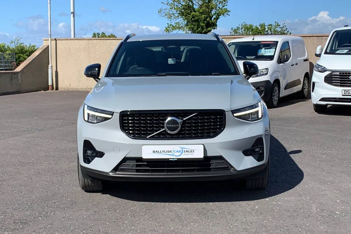 Volvo XC40 2.0 B4 197PS Plus Dark Auto in Grey wit - Image 4