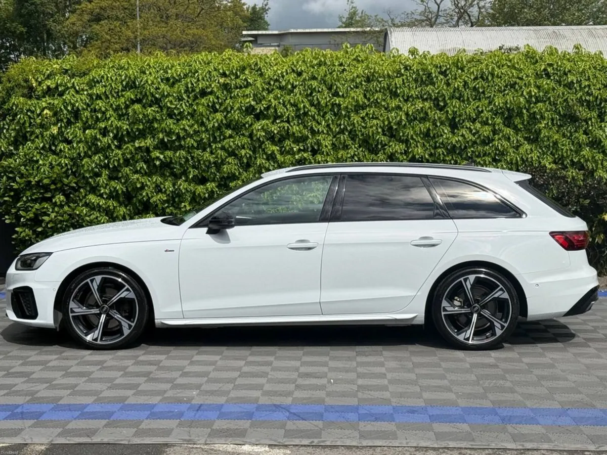 Audi A4 S-LINE BLACK EDITION AVANT 2.0 TDI // 360 - Image 3