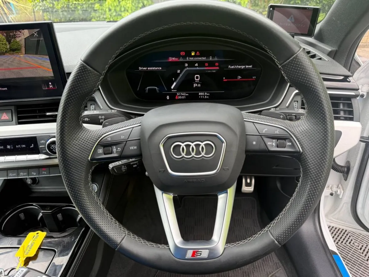 Audi A4 S-LINE BLACK EDITION AVANT 2.0 TDI // 360 - Image 4
