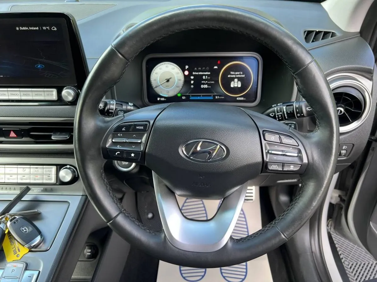 Hyundai KONA PREMIUM 64 KWH // HEATED SEATS // REV - Image 4
