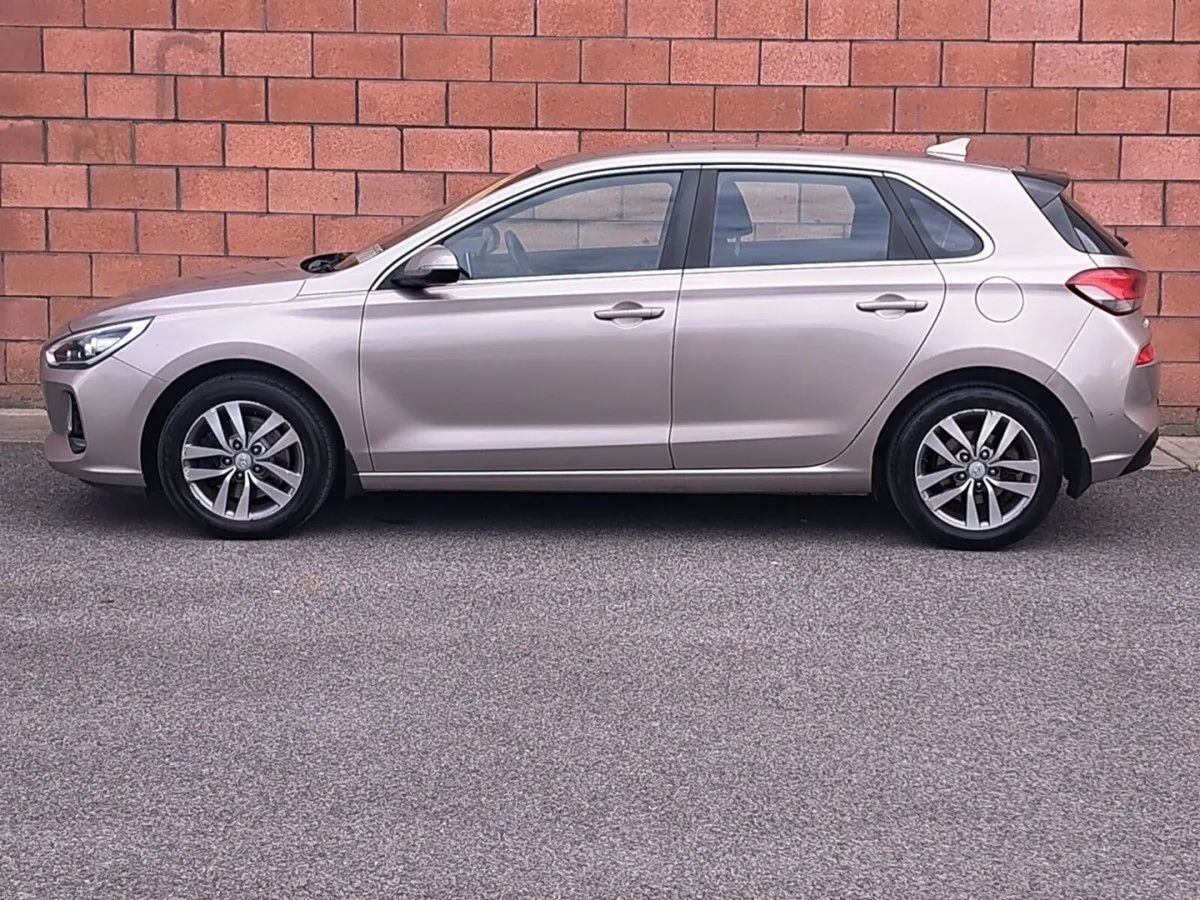 Hyundai i30 Deluxe Plus 1.6 Diesel - Image 4