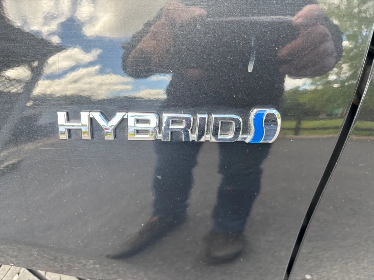 Toyota Yaris 2014 hybrid automatic - Image 2
