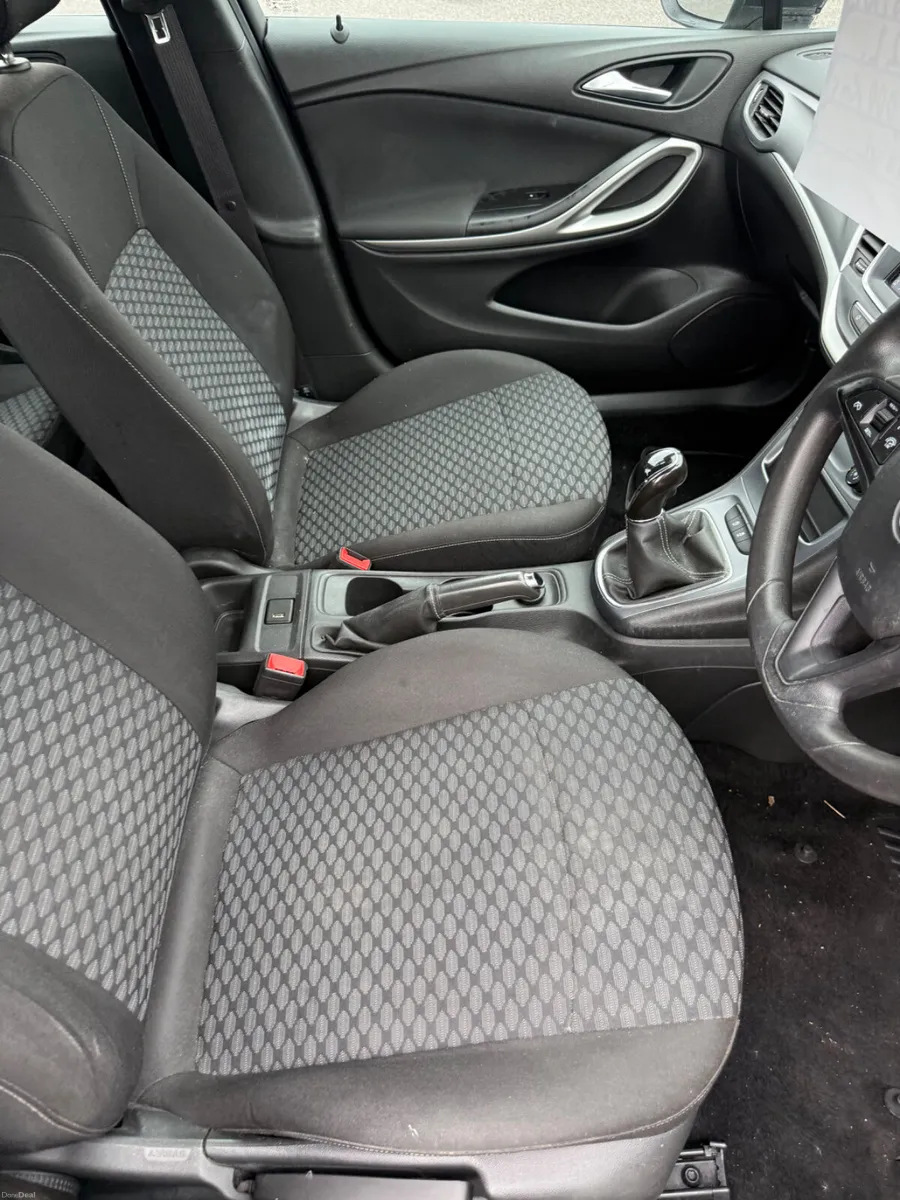 Opel Astra 2021 - Image 2