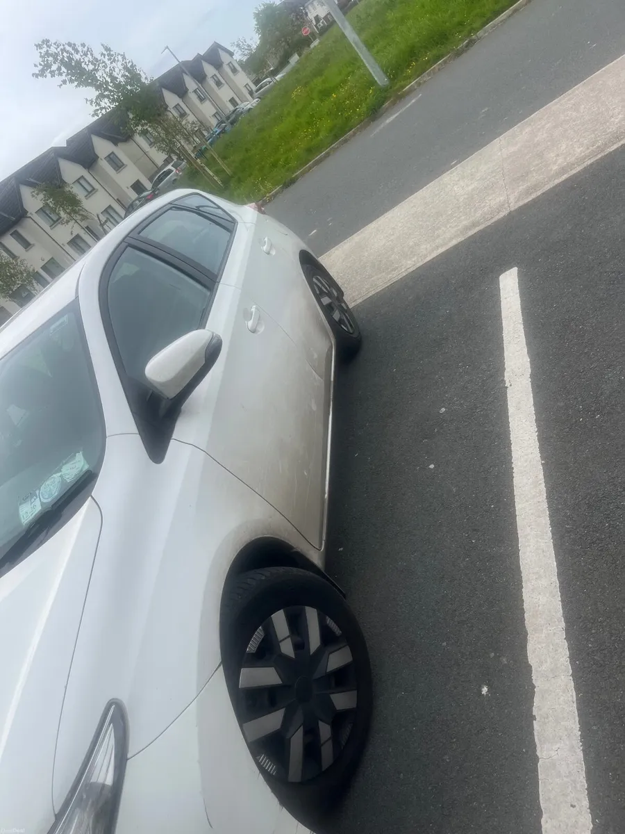 Toyota Auris 2013 - Image 2