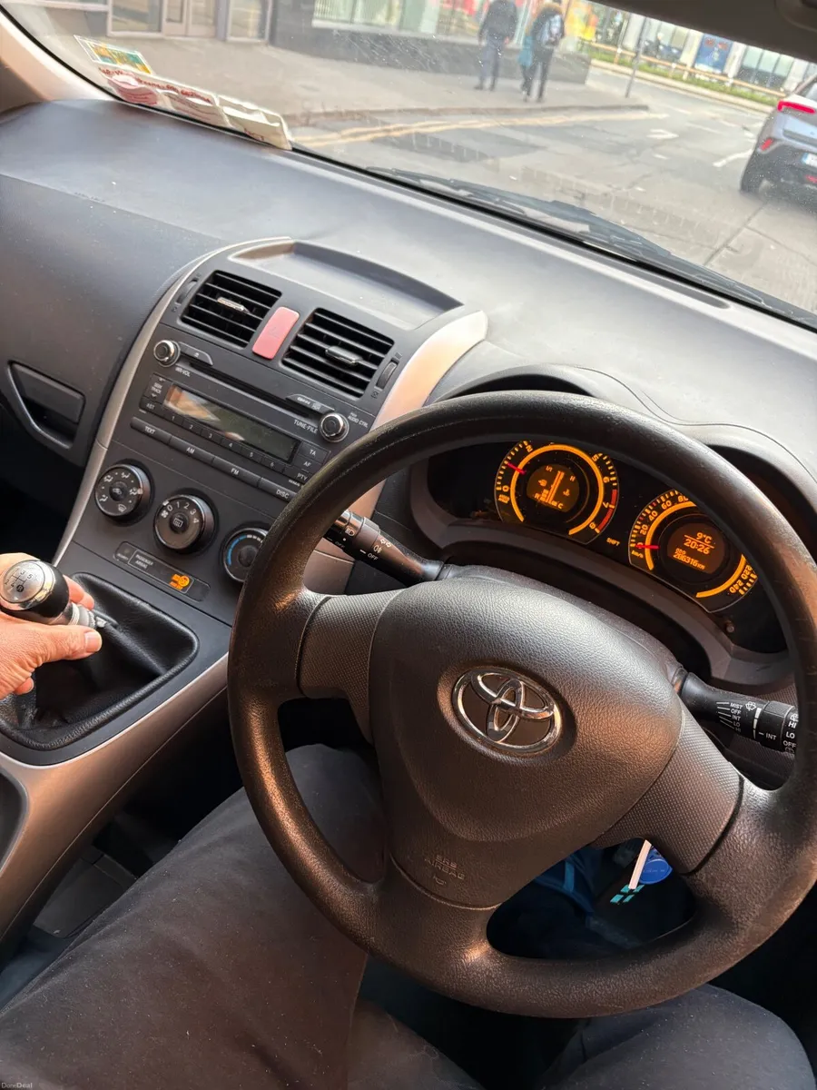 Toyota Auris 2008 - Image 2