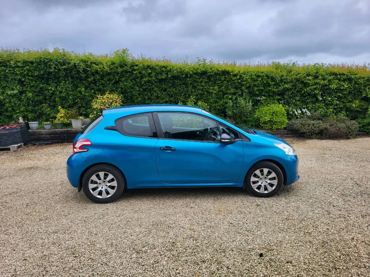 Peugeot 208 - Image 1