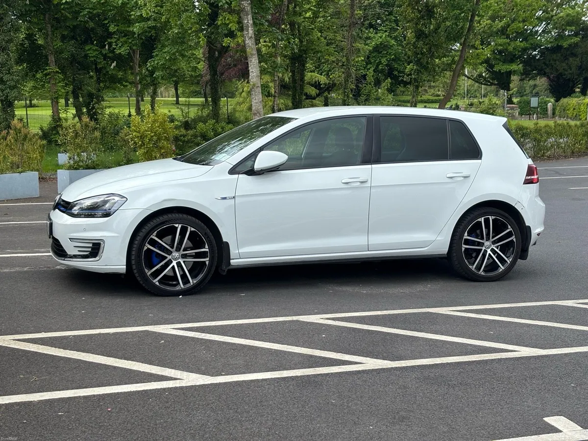 Volkswagen Golf GTE - Image 2