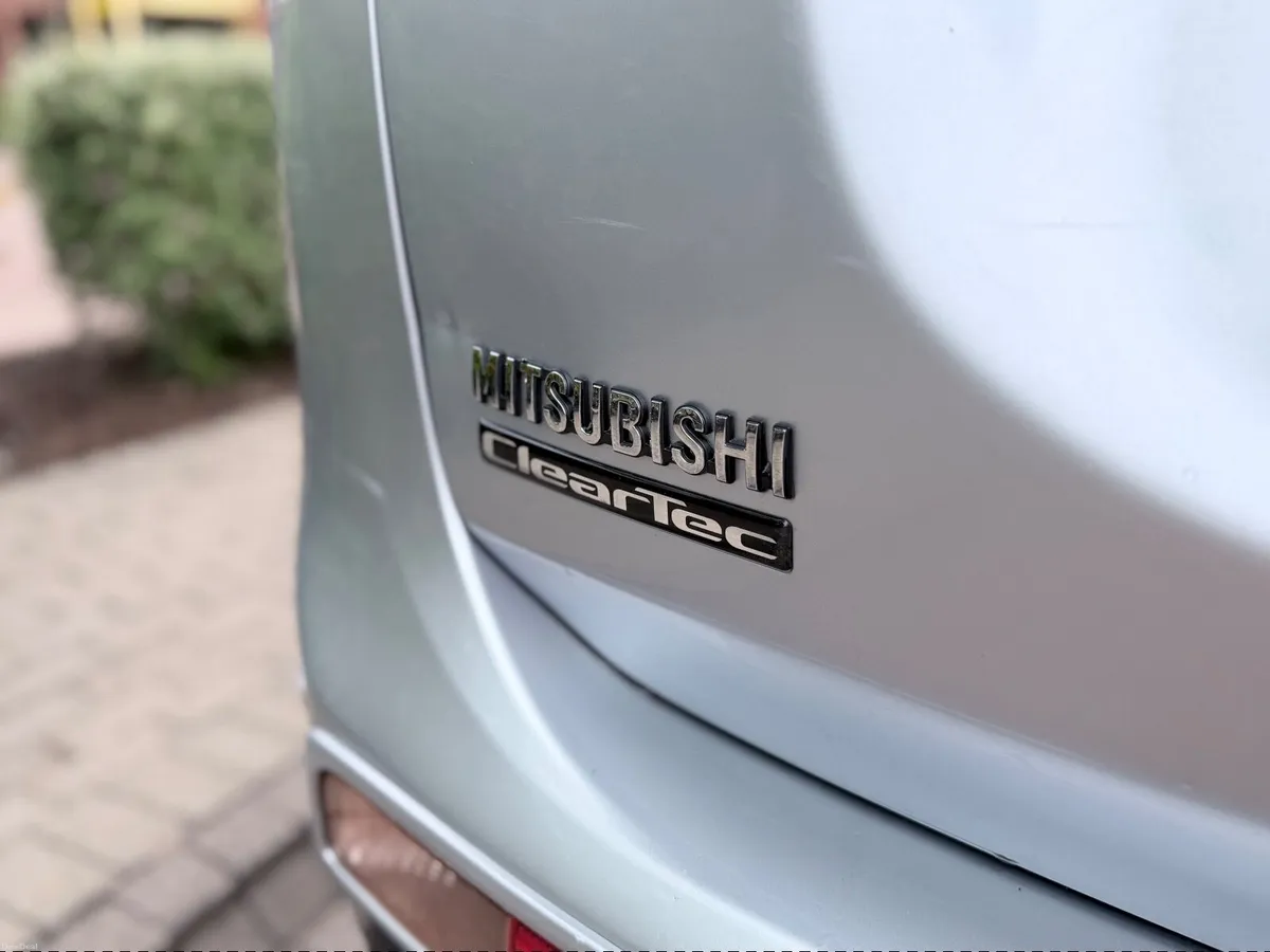 Mitsubishi Outlander 2.2 DSL 4WD 7 Seats - Image 2