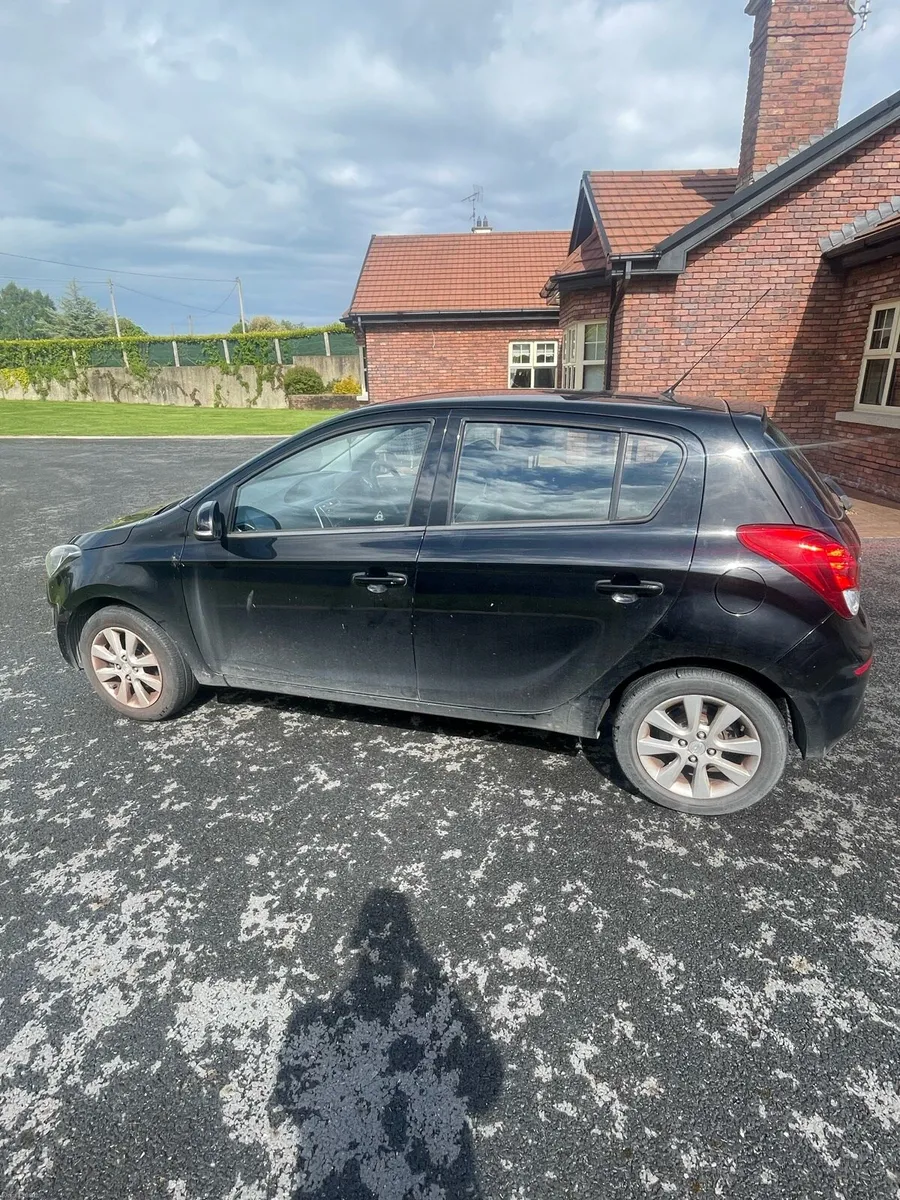 132 Hyundai i20 Black NCT 2027 - Image 3
