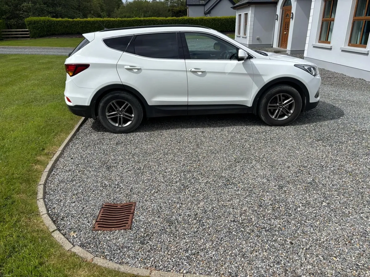 Hyundai Santa Fe 2017 - Image 2