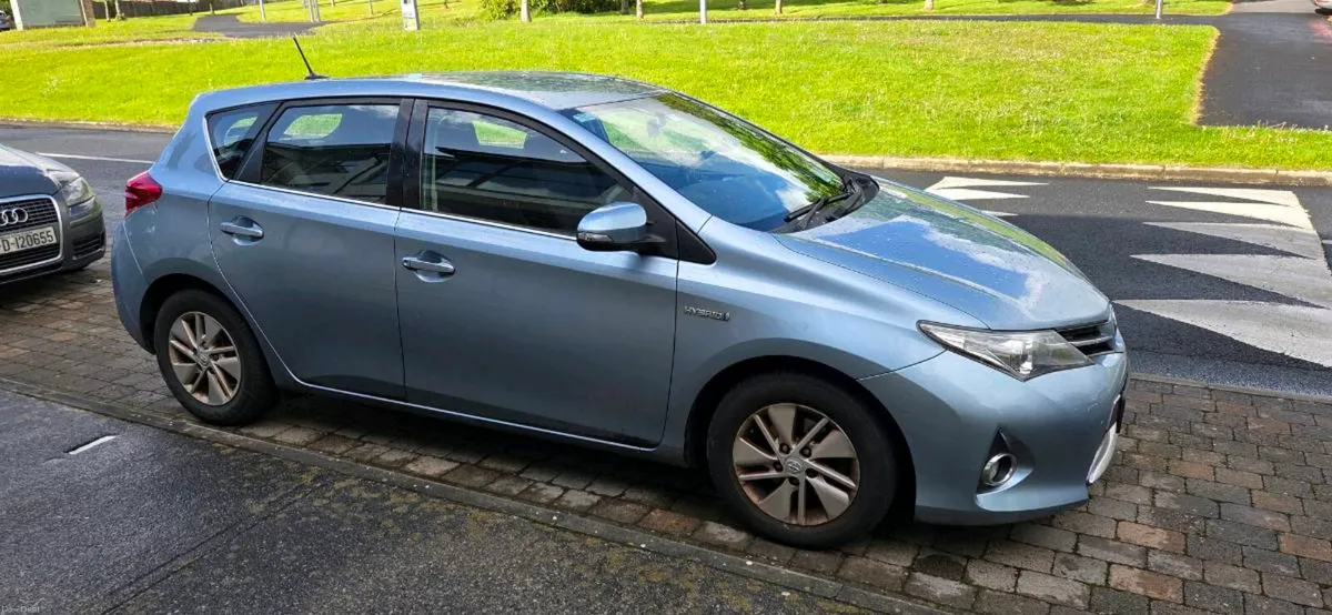 Toyota Auris '13 Low KM 1.8L petrol hybrid - Image 2