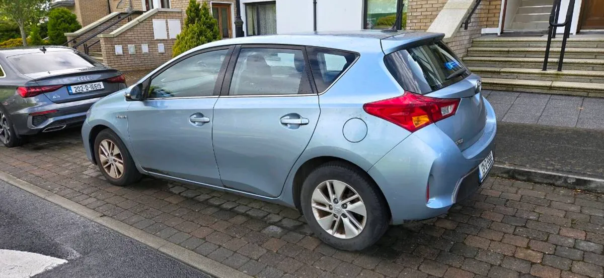 Toyota Auris '13 Low KM 1.8L petrol hybrid - Image 4