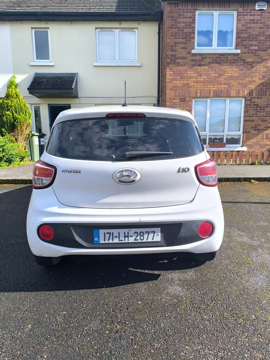 Hyundai i10 PREMIUM 2017 - Image 2