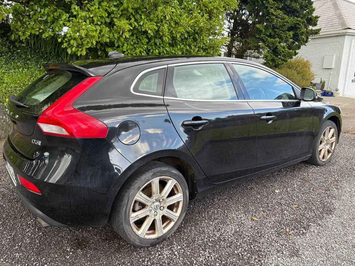 Volvo V40 2017 - Image 2