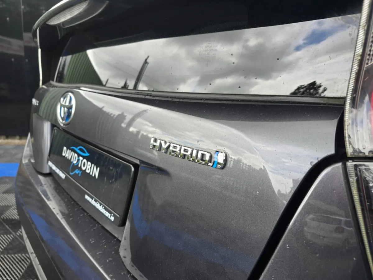 Toyota Prius 1.8 PETROL HYBRID LUXURY AUTO - Image 3