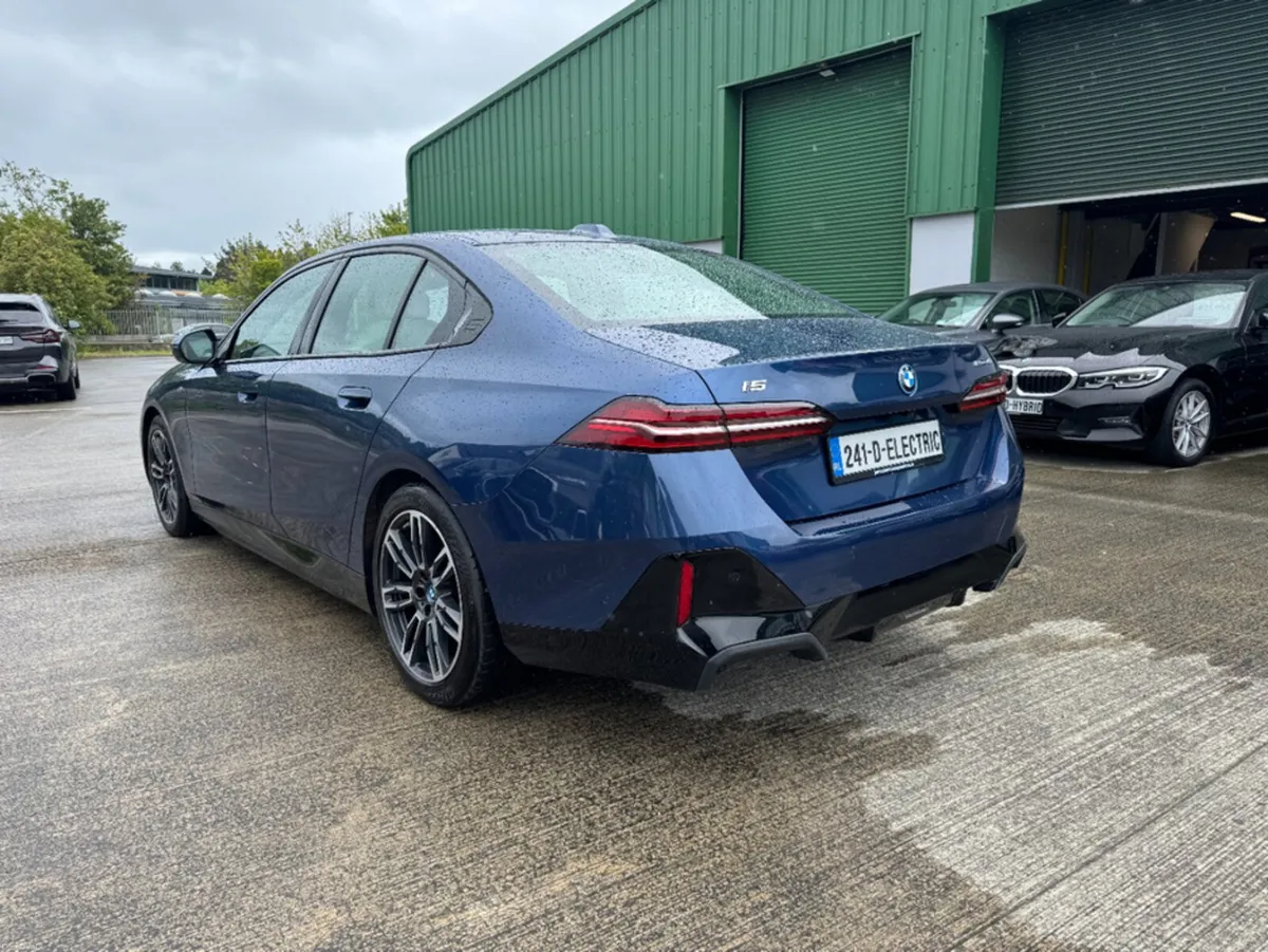 BMW i5 EDRIVE40 M SPORT - Image 3